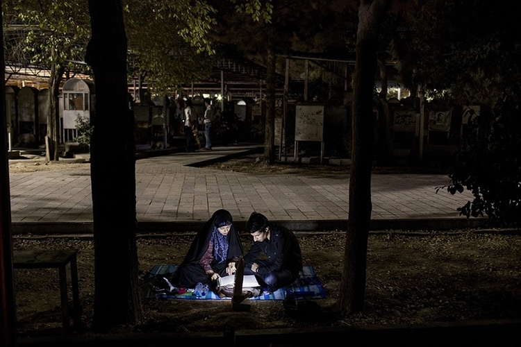 Para czyta Koran na cmentarzu w Teheranie.
Fot. Hossein Fatemi